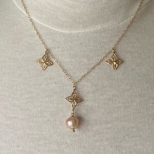 Delicat Gold Necklace with Pearl and flowers Pendant